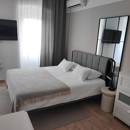 Agostini - Self Check-In Studios - Free Gated Parking On Site Fiume Esterno foto